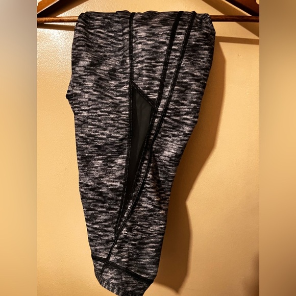 Lululemon mesh crop leggings size 6 - Picture 2 of 9